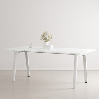 NEW MODERN Recycled Plastic Esstisch