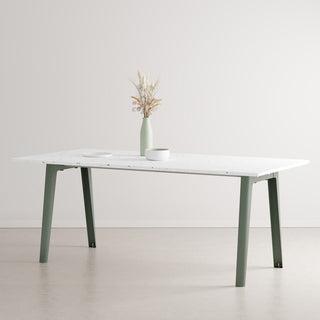 NEW MODERN Recycled Plastic Esstisch