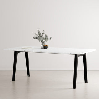 NEW MODERN Recycled Plastic Esstisch